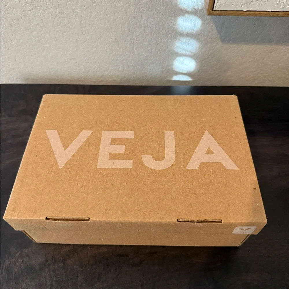 Veja V-10 Sneakers *NEW* - Picture 8 of 9